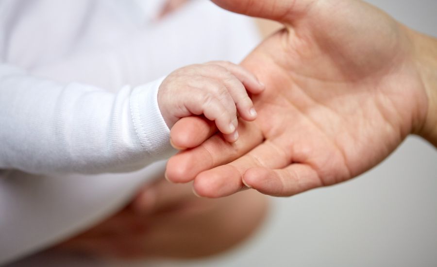 Bonus mamme: dall’INPS il nuovo contributo mensile per lavoratrici con almeno due figli